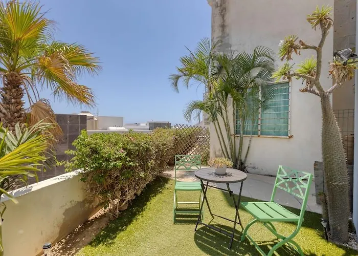 Charming & Sunlit With Pool & Balcony - Near Golf, Beaches, & Nightlife Ferienhaus *