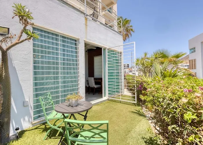 Ferienhaus Charming & Sunlit With Pool & Balcony - Near Golf, Beaches, & Nightlife *