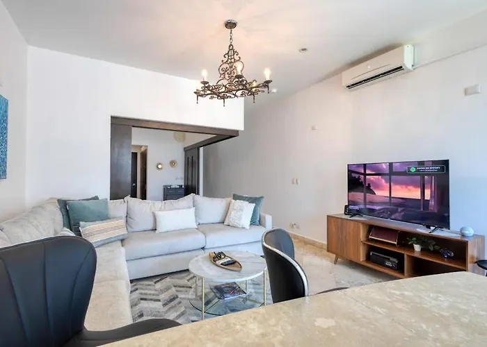 Charming & Sunlit With Pool & Balcony - Near Golf, Beaches, & Nightlife Ferienhaus *
