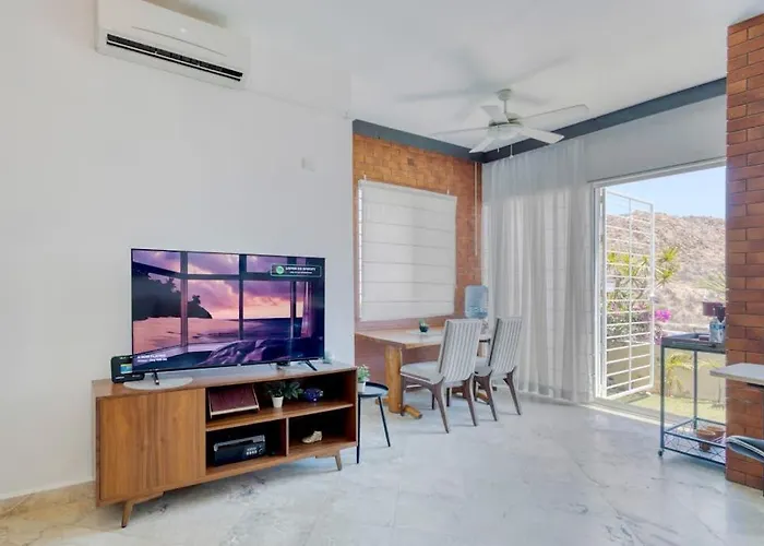 Ferienhaus Charming & Sunlit With Pool & Balcony - Near Golf, Beaches, & Nightlife Cabo San Lucas