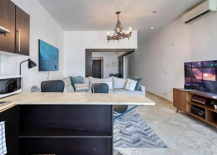 Charming & Sunlit With Pool & Balcony - Near Golf, Beaches, & Nightlife Ferienhaus *