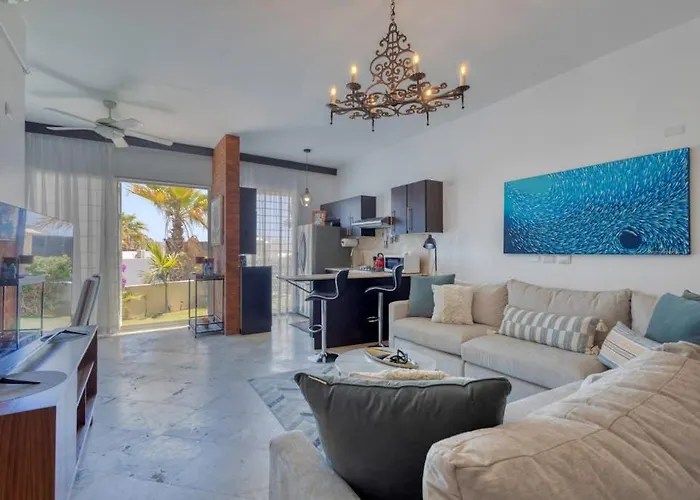 Ferienhaus Charming & Sunlit With Pool & Balcony - Near Golf, Beaches, & Nightlife Cabo San Lucas