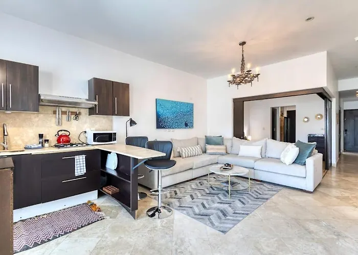 Charming & Sunlit With Pool & Balcony - Near Golf, Beaches, & Nightlife Cabo San Lucas