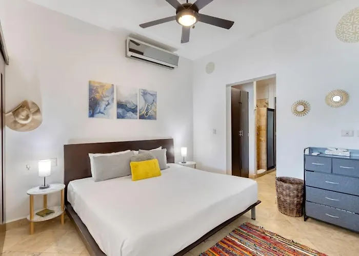 Ferienhaus Charming & Sunlit With Pool & Balcony - Near Golf, Beaches, & Nightlife *