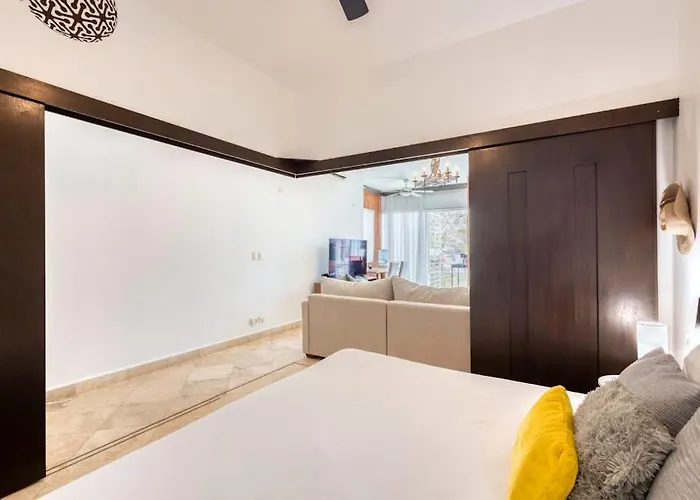 Charming & Sunlit With Pool & Balcony - Near Golf, Beaches, & Nightlife Ferienhaus