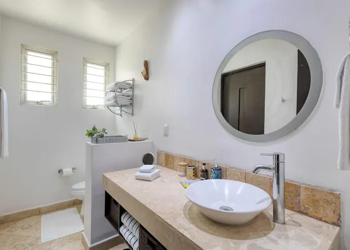 Charming & Sunlit With Pool & Balcony - Near Golf, Beaches, & Nightlife *