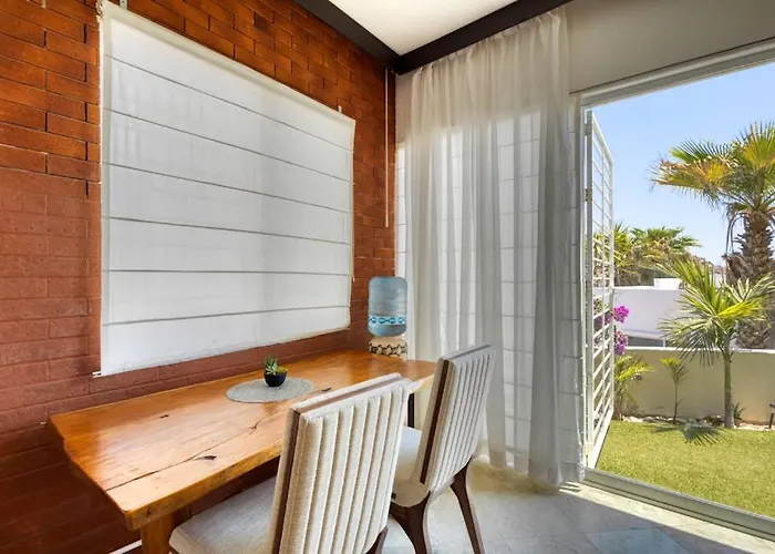 Ferienhaus Charming & Sunlit With Pool & Balcony - Near Golf, Beaches, & Nightlife *